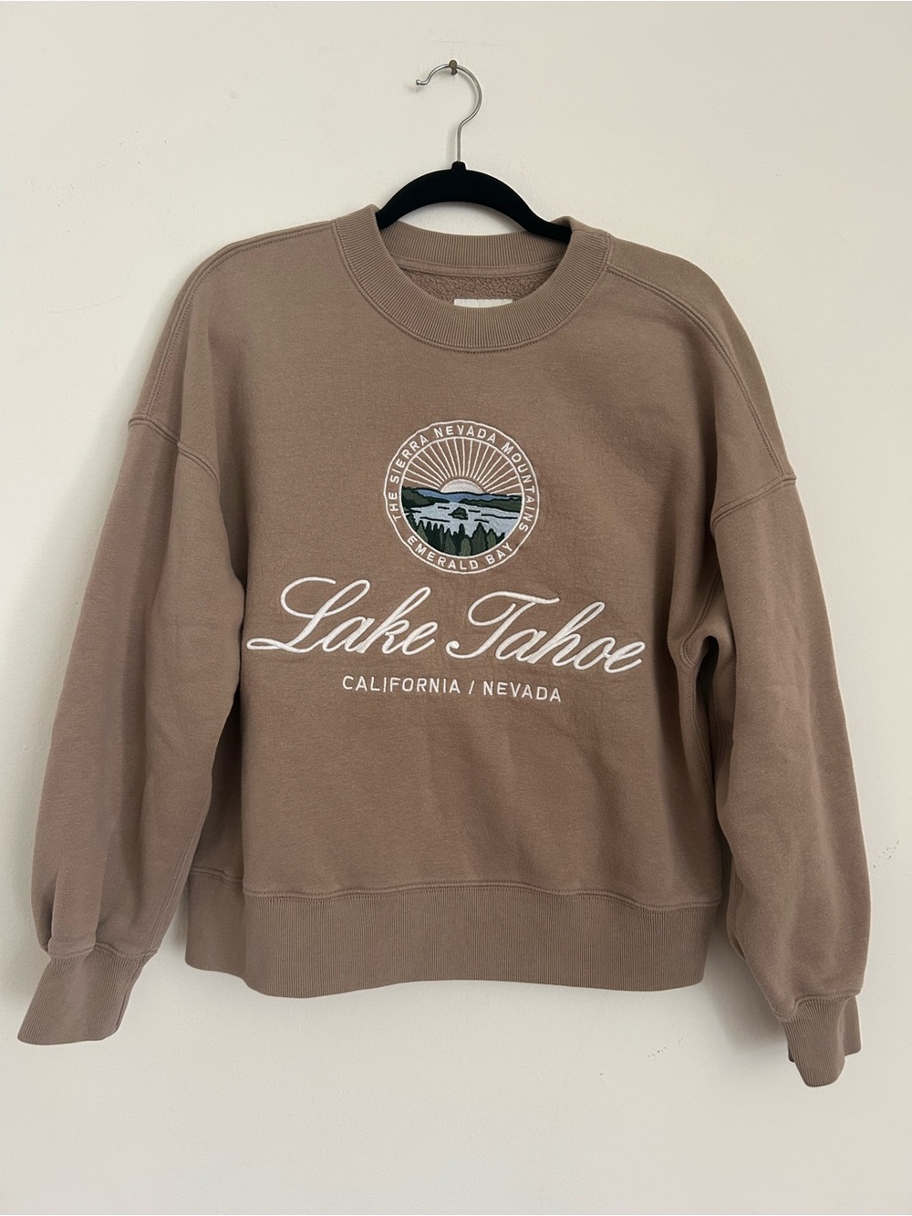 Abercrombie & Fitch Lake Tahoe Embroidered Crewneck Sweatshirt Size Medium - Picture 2 of 6